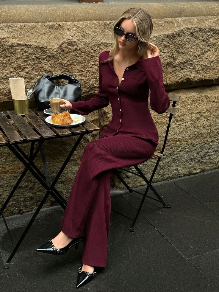  Đây là gam màu lý tưởng trong các bữa tiệc tối, giúp tôn da ngăm cực kỳ hiệu quả.