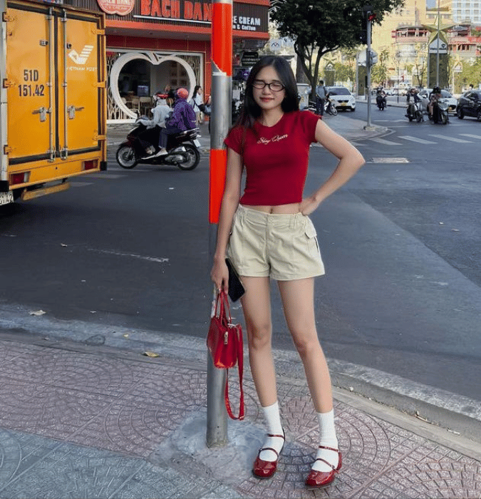 Phối đồ đi biển với quần short - áo thun croptop Phối đồ đi biển với quần short - áo thun croptop
