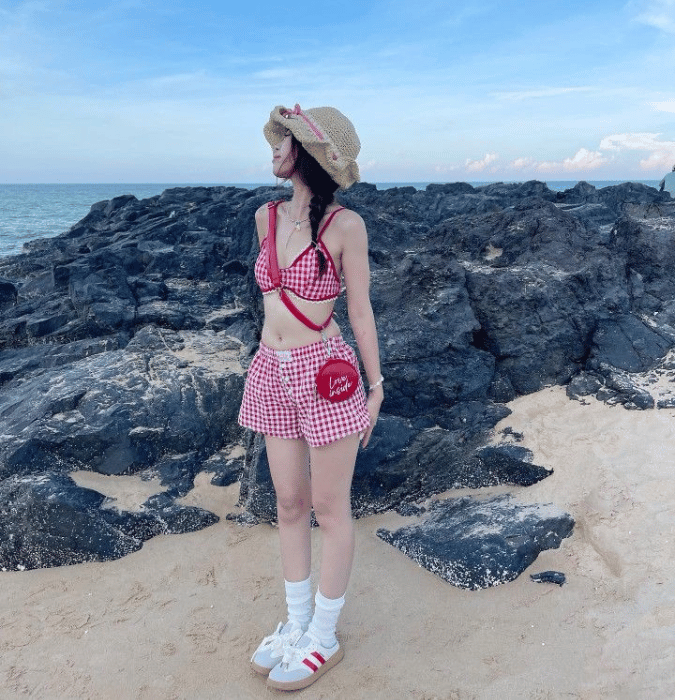 Phối đồ đi biển với quần short - áo hai dây Phối đồ đi biển với quần short - áo hai dây