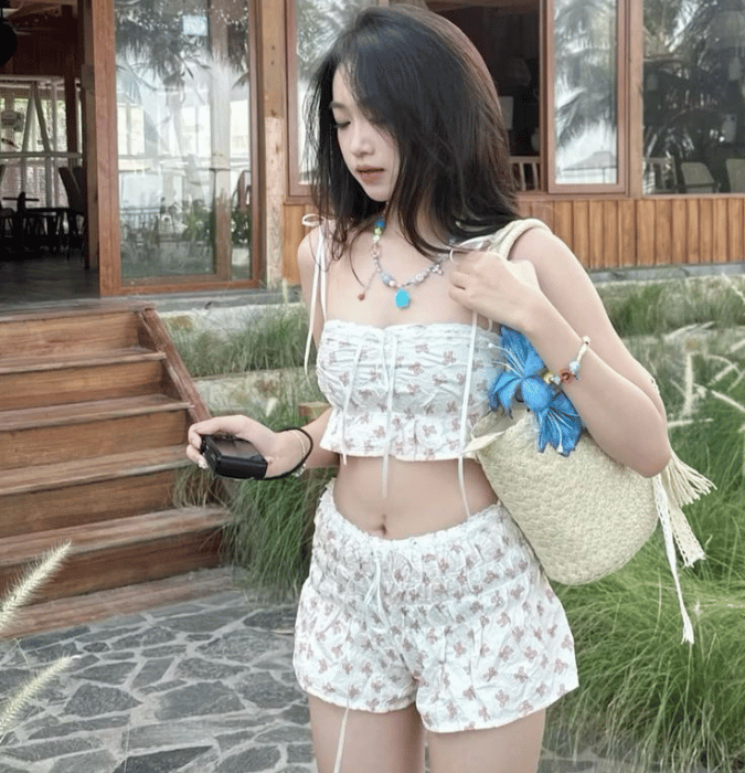 Phối đồ đi biển với quần short - áo hoa nhí Phối đồ đi biển với quần short - áo hoa nhí