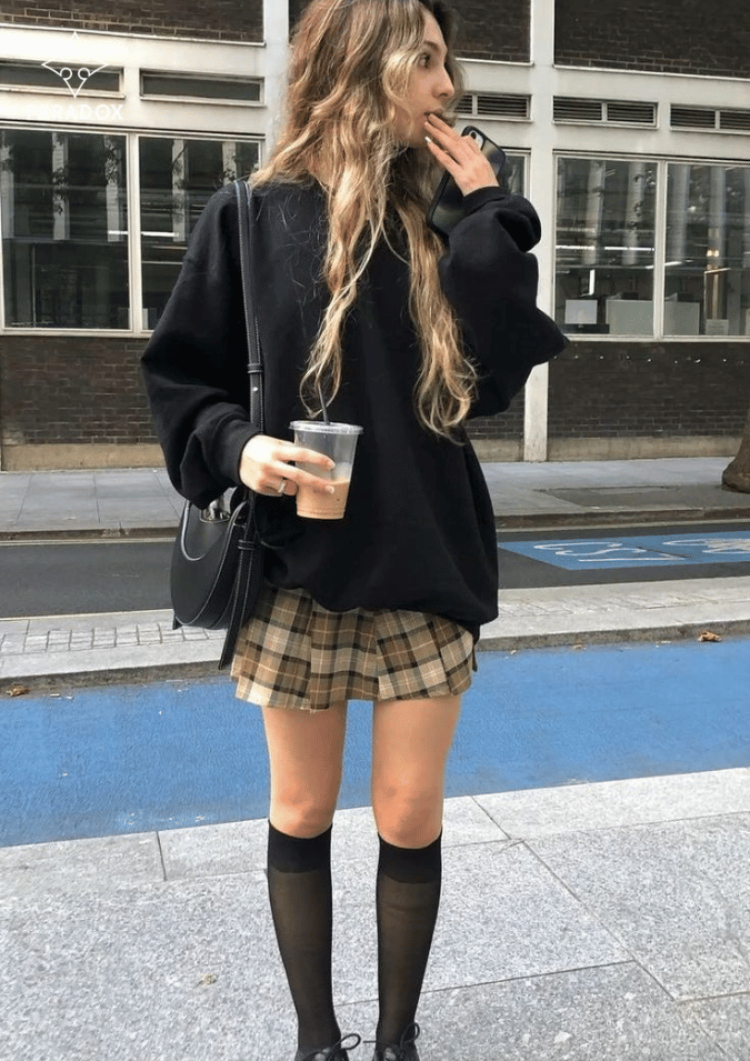 Chân váy caro phối với áo gì? - áo hoodie Chân váy caro phối với áo gì? - áo hoodie