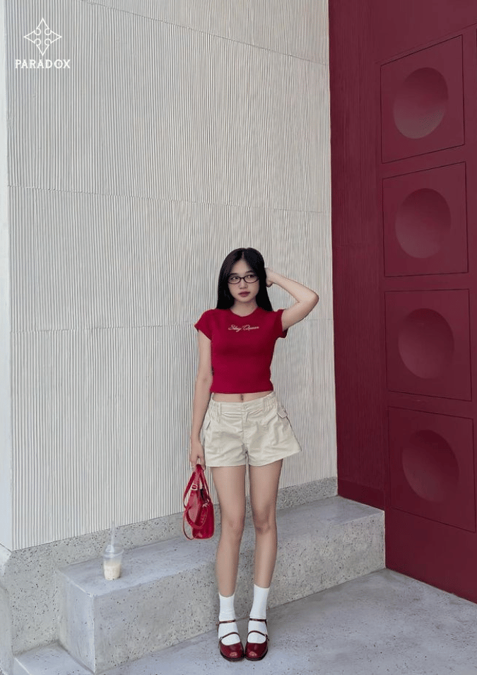 Màu đỏ đô với màu beige trẻ trung Màu đỏ đô với màu beige trẻ trung