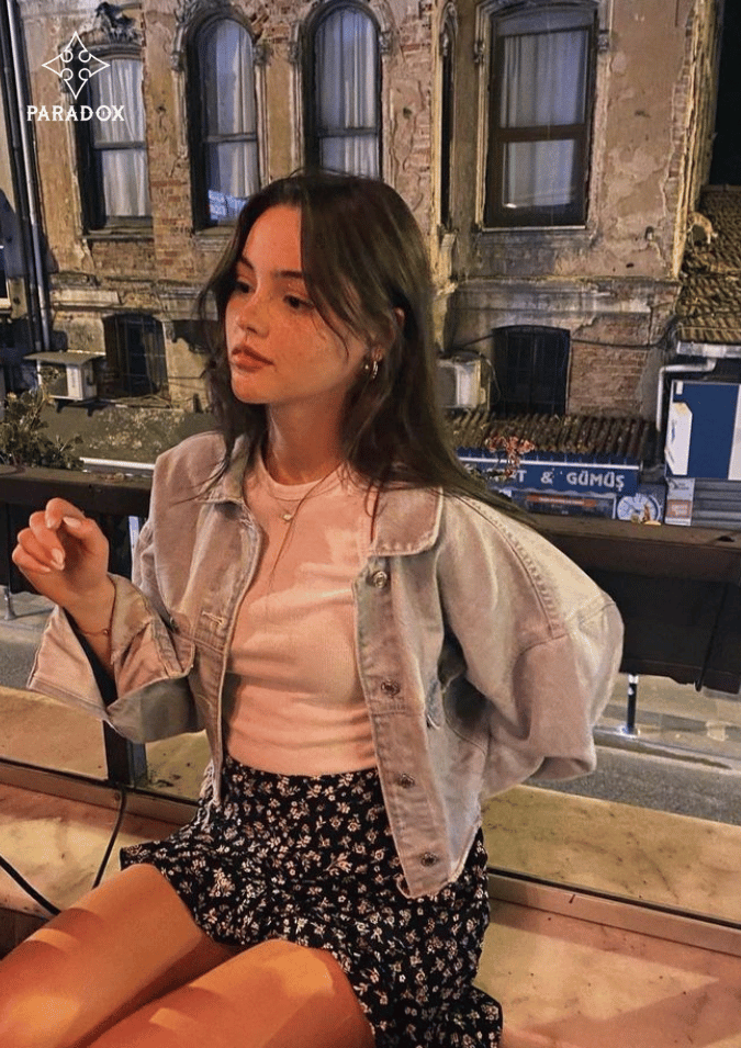 Cách mix đồ với áo khoác jeans croptop nữ - chân váy hoa nhí