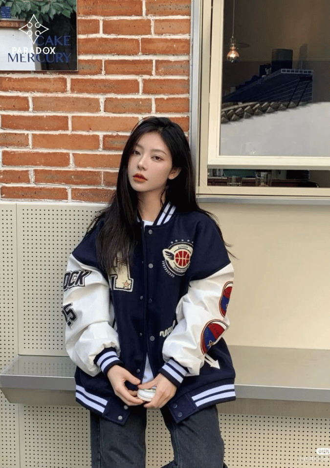 Cách mix đồ với áo varsity nữ trẻ trung cá tính