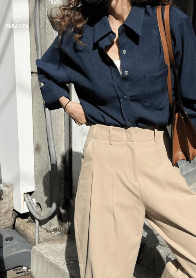Mix đồ với màu xanh navy - Áo xanh navy với quần beige