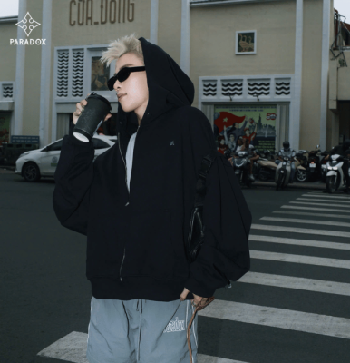 Phối đồ với áo khoác hoodie bền đẹp như mới