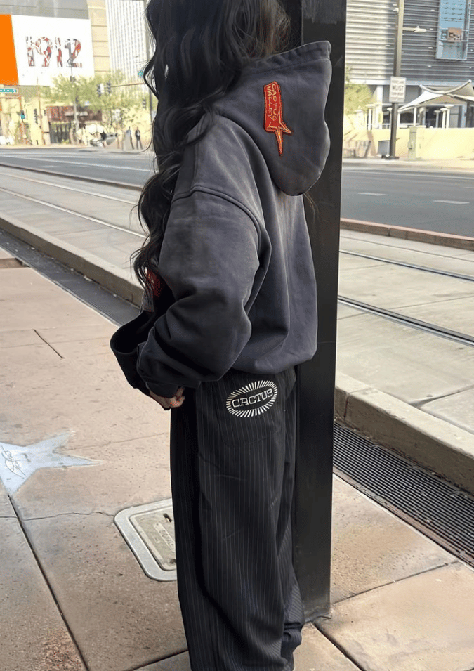 Phối đồ với áo hoodie zip nữ - quần jeans ống rộng Phối đồ với áo hoodie zip nữ - quần jeans ống rộng