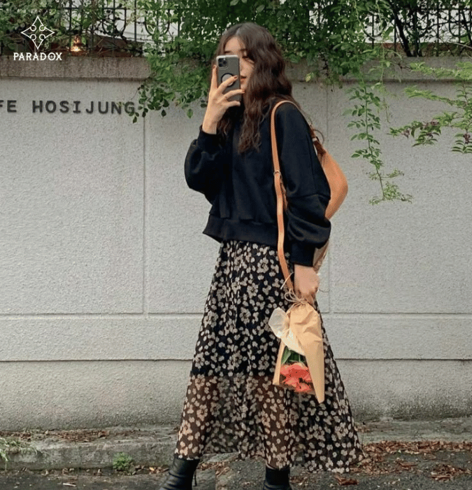 Phối đồ với áo sweater - chân váy hoa nhí Phối đồ với áo sweater - chân váy hoa nhí