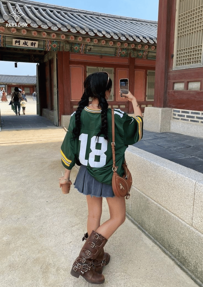 Phối đồ với mini skirt - áo thun oversize Phối đồ với mini skirt - áo thun oversize