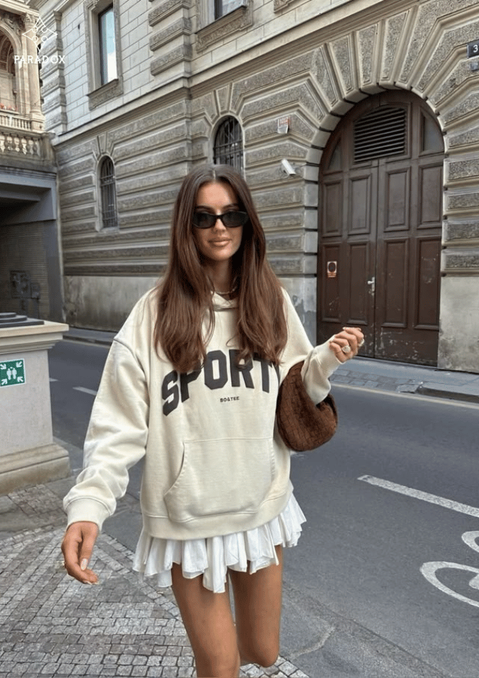 Phối đồ với mini skirt - áo hoodie Phối đồ với mini skirt - áo hoodie