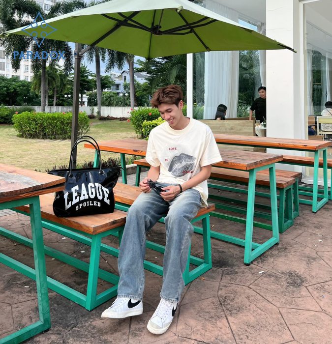 Quần jean ống rộng phối với giày gì - Sneaker trẻ trung