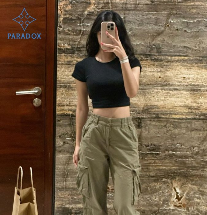 Quần xanh rêu phối áo màu gì năng động, nổi bật
