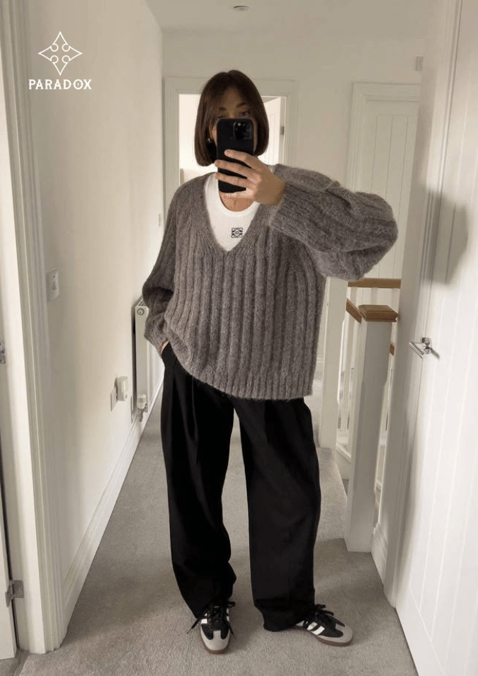 Phối áo sweater cổ V với áo ba lỗ trắng