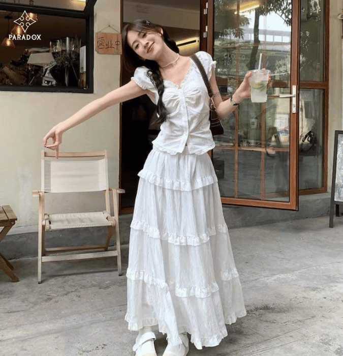 Phối áo cổ V với chân váy maxi dáng dài trẻ trung