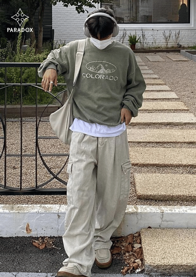 Phối áo sơ mi với sweater cùng quần túi hộp năng động Phối áo sơ mi với sweater cùng quần túi hộp năng động