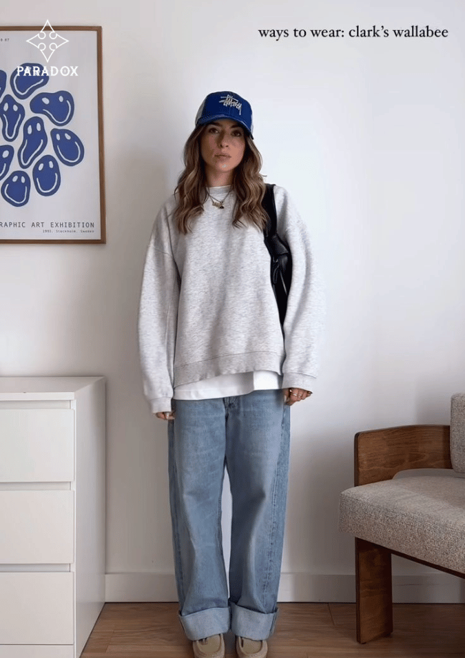 Phối áo sweater với áo phông trắng cùng quần jeans