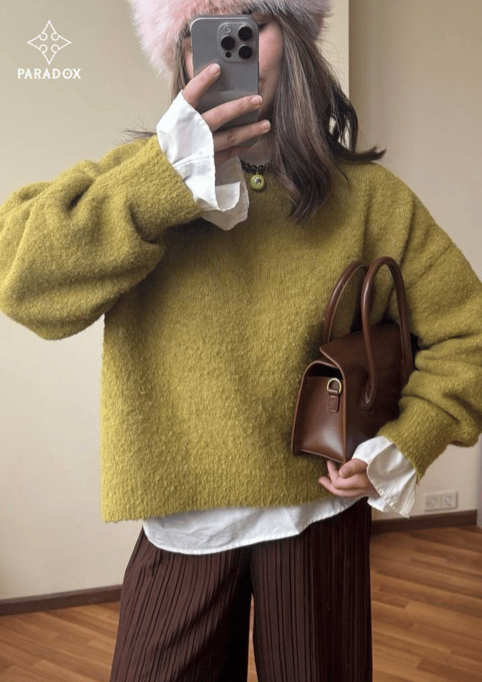 Phối áo sweater với áo phông trắng áo nhún dài tay
