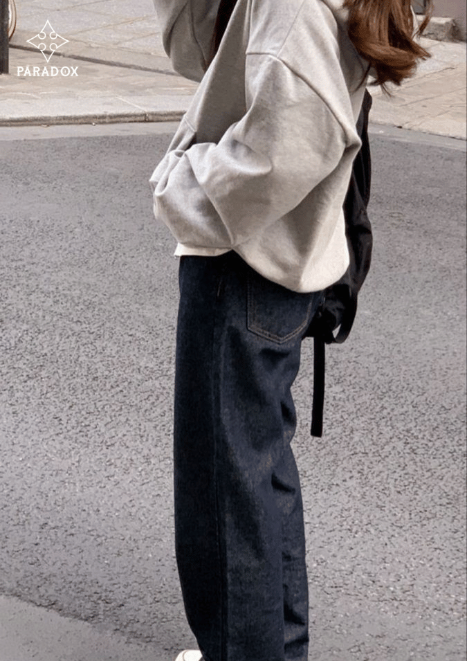 Phối đồ với áo hoodie zip xám cùng quần ống suông