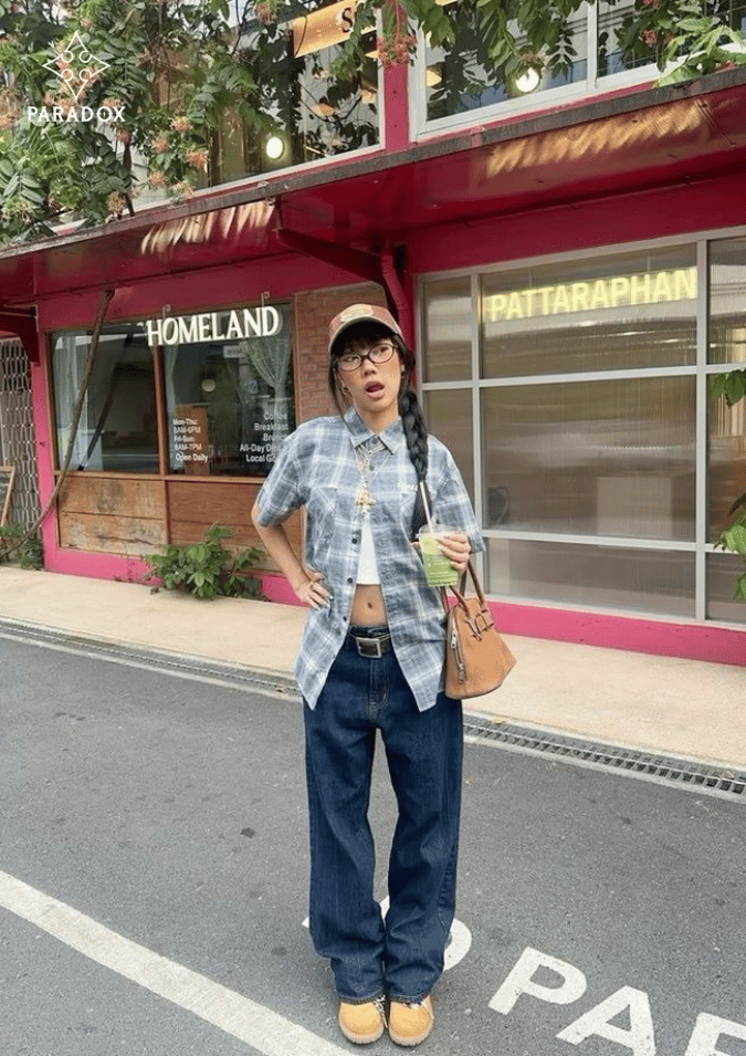 Phối đồ với áo sơ mi kẻ sọc xanh + áo croptop + quần jeans xanh Phối đồ với áo sơ mi kẻ sọc xanh + áo croptop + quần jeans xanh