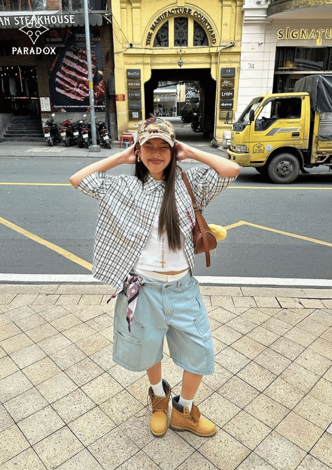 Phối đồ với áo sơ mi kẻ sọc xanh + áo baby tee + quần jeans lửng Phối đồ với áo sơ mi kẻ sọc xanh + áo baby tee + quần jeans lửng