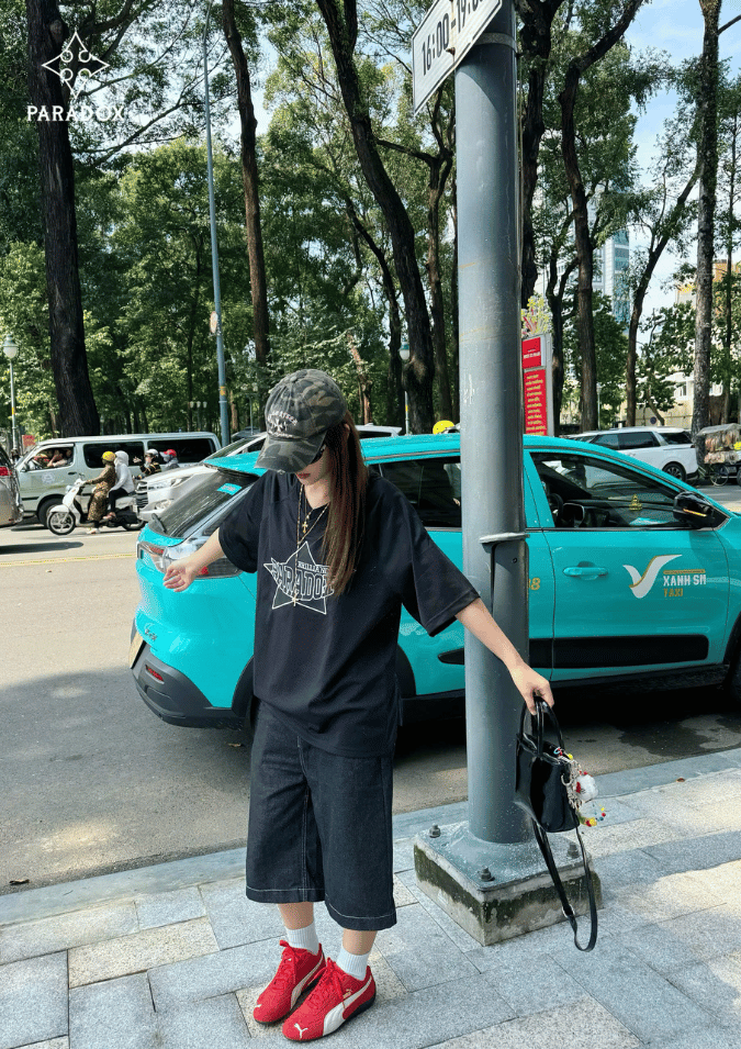 Phối đồ với áo thun local brand cùng quần short Phối đồ với áo thun local brand cùng quần short