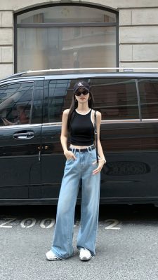 Kết hợp áo ôm để cân bằng tỉ lệ cơ thể là cách phối đồ với quần ống rộng cho người lùn