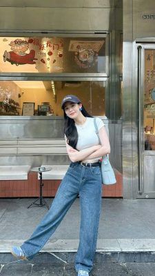 Dáng quần ống rộng cạp cao để kéo dài chân là Cách phối đồ với quần ống rộng cho người lùn