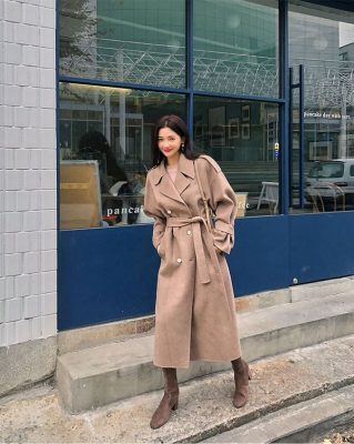 áo khoác trench coat và bốt cao cổ