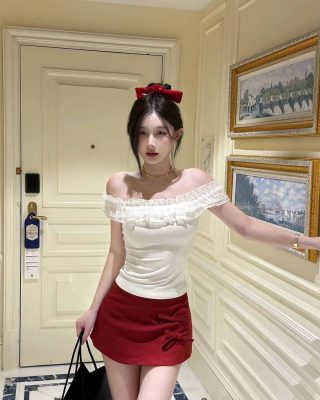 Outfit mặc gì đi hẹn hò: Áo trễ vai và quần short – Gợi cảm và phóng khoáng