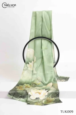 Khăn choàng lụa làm quà 20/11 cho cô giáo