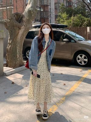 Phối đầm hoa nhí cùng áo khoác denim
