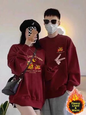 Áo đôi mùa đông có tông màu nổi bật đỏ